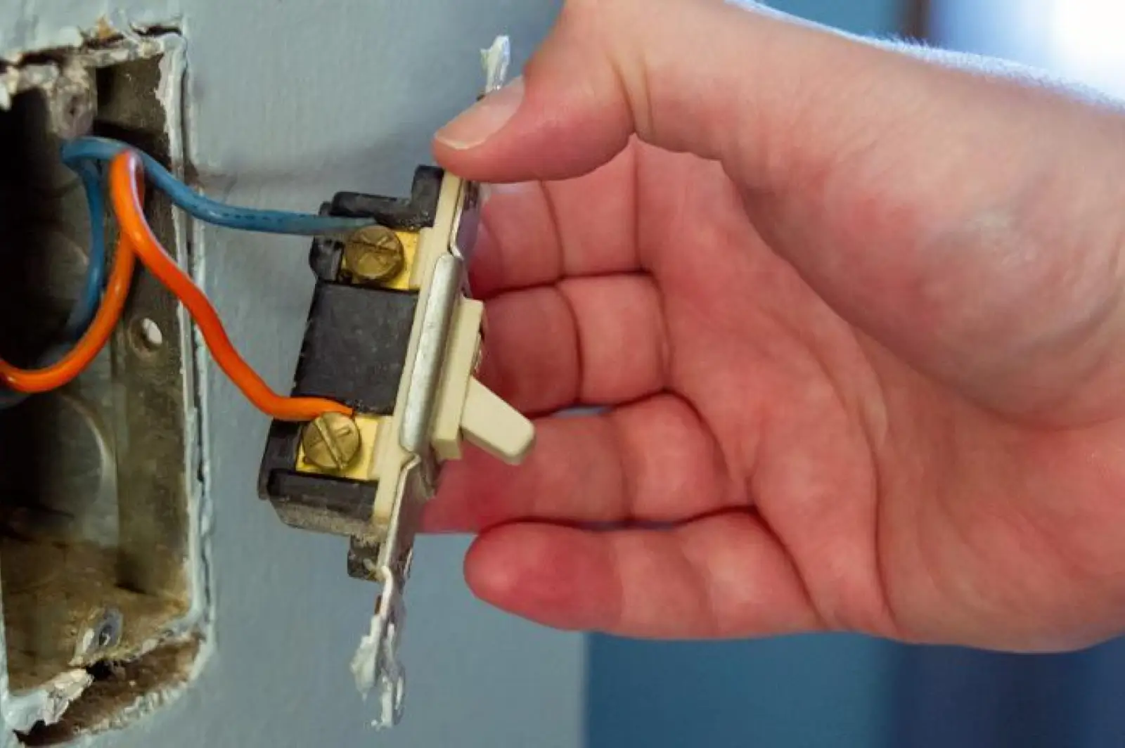 A professional electrician showing how to tell if a light switch is bad